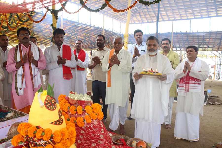 Brahmachari Girish Ji is offering flowers and performing aarti at
Sahasrachandi Mahayagya, Bhopal